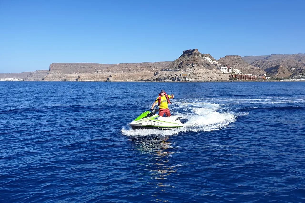 Thumbnail 1 of the excursion /gc/moto-agua/moto-agua2.webp
