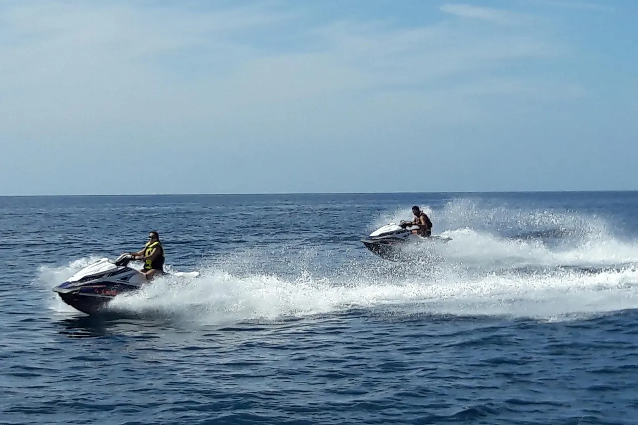 Thumbnail 2 of the excursion /gc/moto-agua/moto-agua3.webp