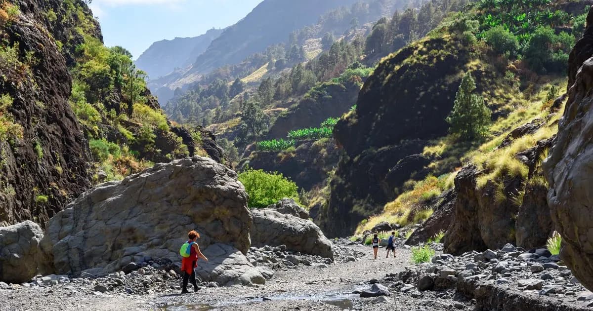 Thumbnail 1 of the excursion /la-palma/caldera-taburiente/caldera2.webp