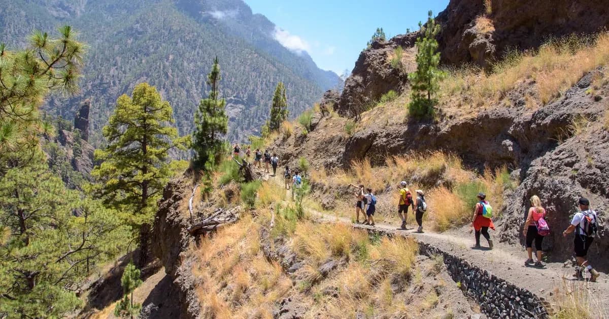 Thumbnail 2 of the excursion /la-palma/caldera-taburiente/caldera3.webp