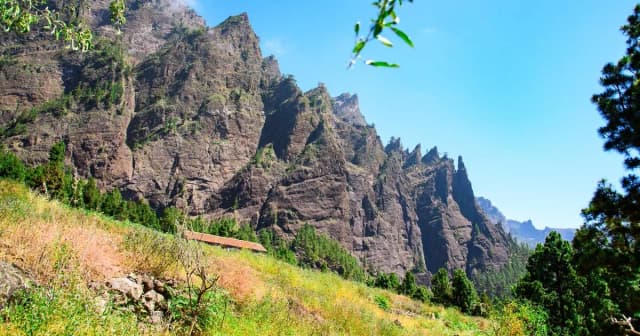 Thumbnail 3 of the excursion /la-palma/caldera-taburiente/caldera4.webp