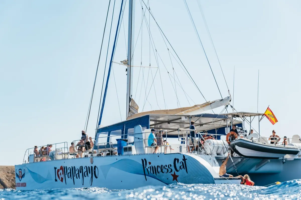Thumbnail 1 of the excursion /lanzarote/catamaran-papagayo/catamaran2.webp