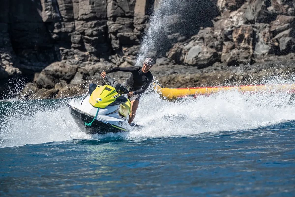 main image of the excursion /lanzarote/moto-agua/moto1.webp